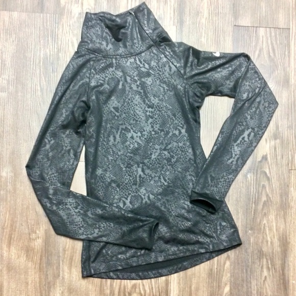 Nike Tops - Nike Pro Hyperwarm Embossed Heights Vixen Top